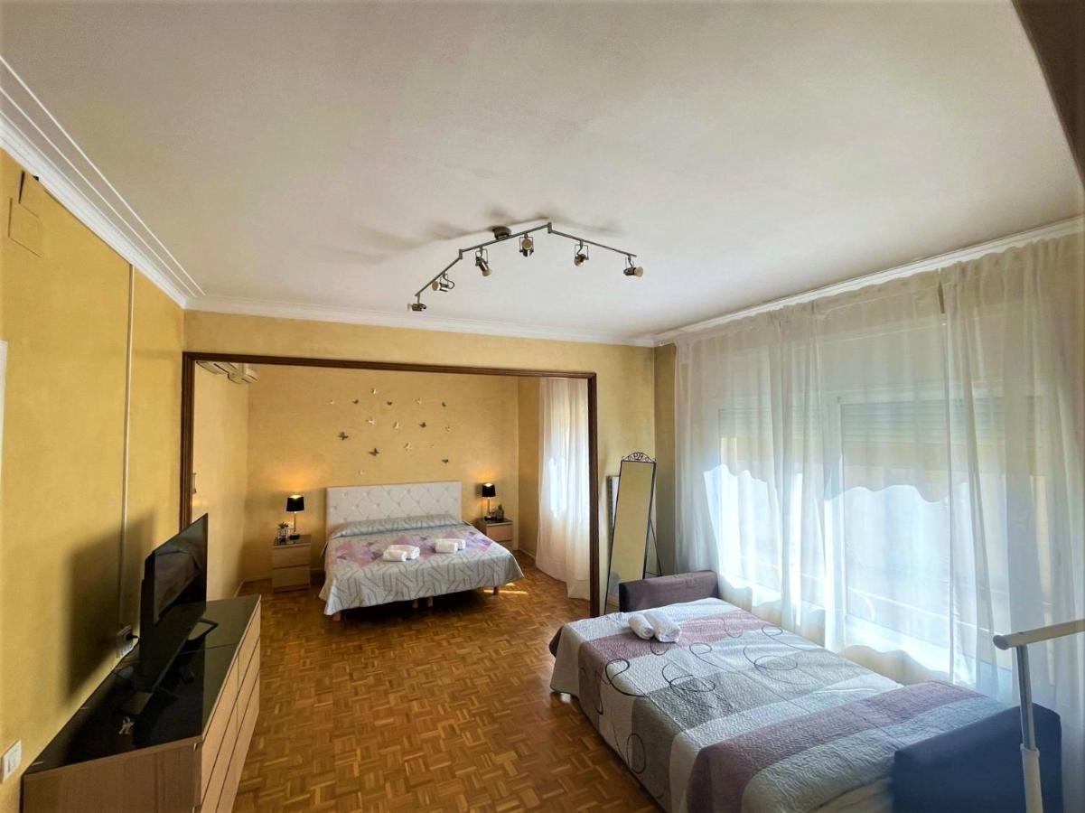 Villarroel Habitaciones Barcelona Exterior photo