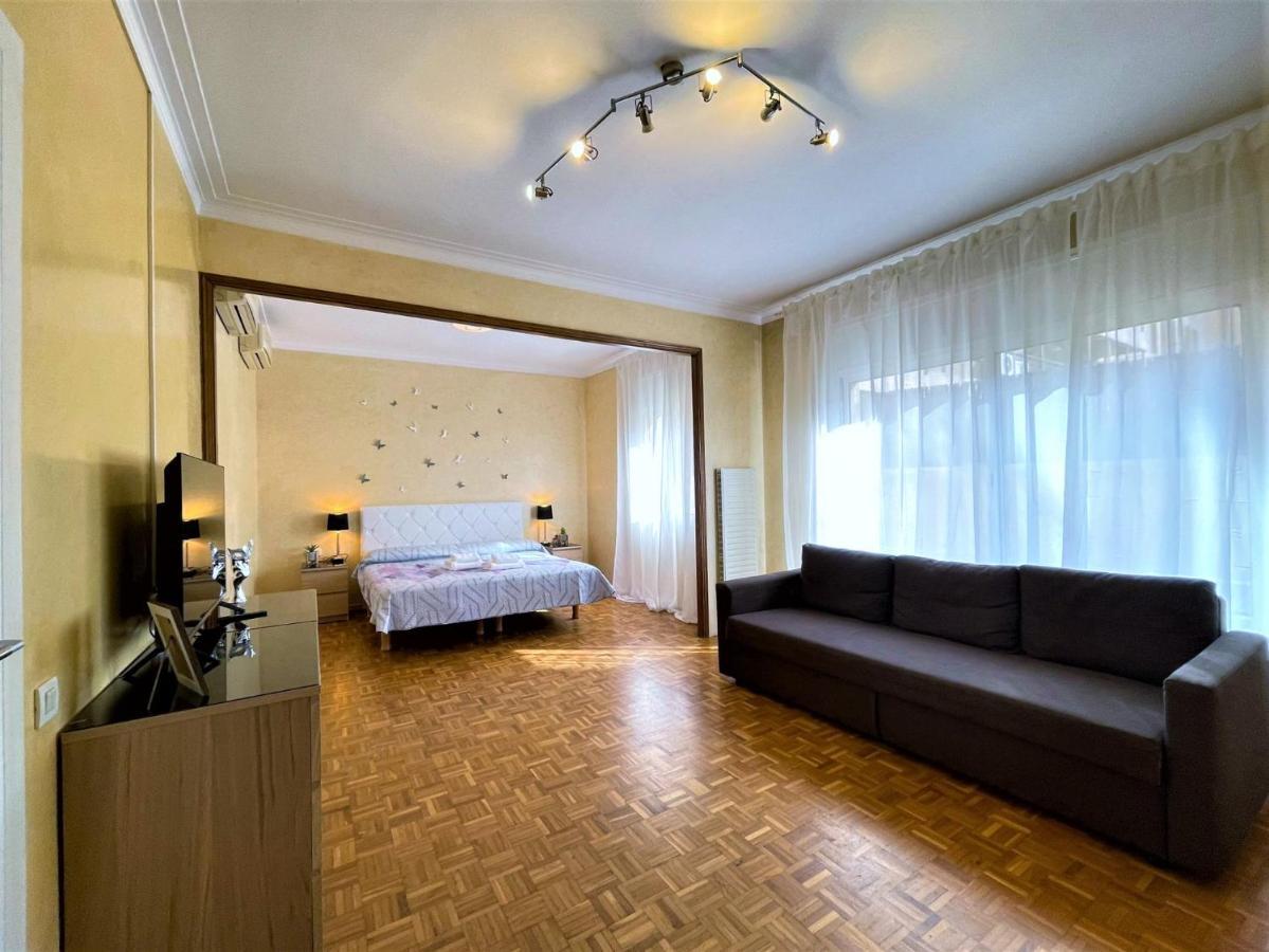 Villarroel Habitaciones Barcelona Exterior photo
